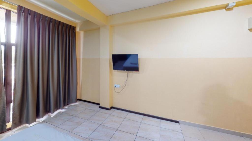 Aristo Hotel @ Putatan Кота Кинабалу Екстериор снимка